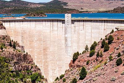 Staumauer am Flaming Gorge Lake